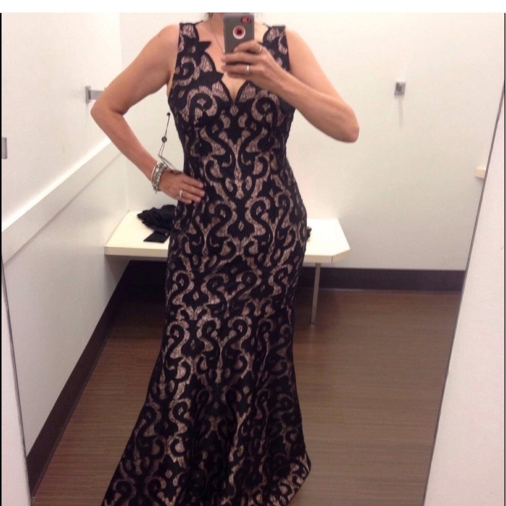 Adrianna Papell Elegant Black and Cream Lace Evening Gown